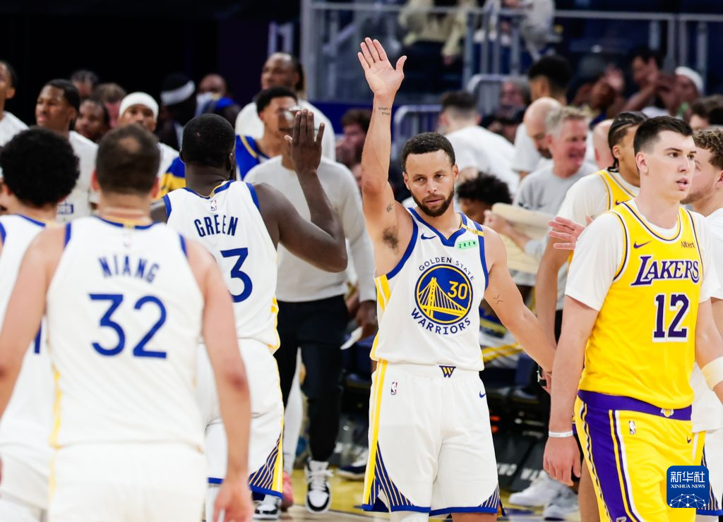 NBA季前赛：勇士胜湖人
